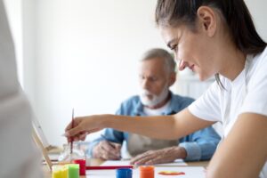 Homem e mulher realizando atividades de pintura