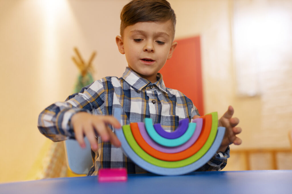 Imagem de uma criança brincando com peças coloridas.