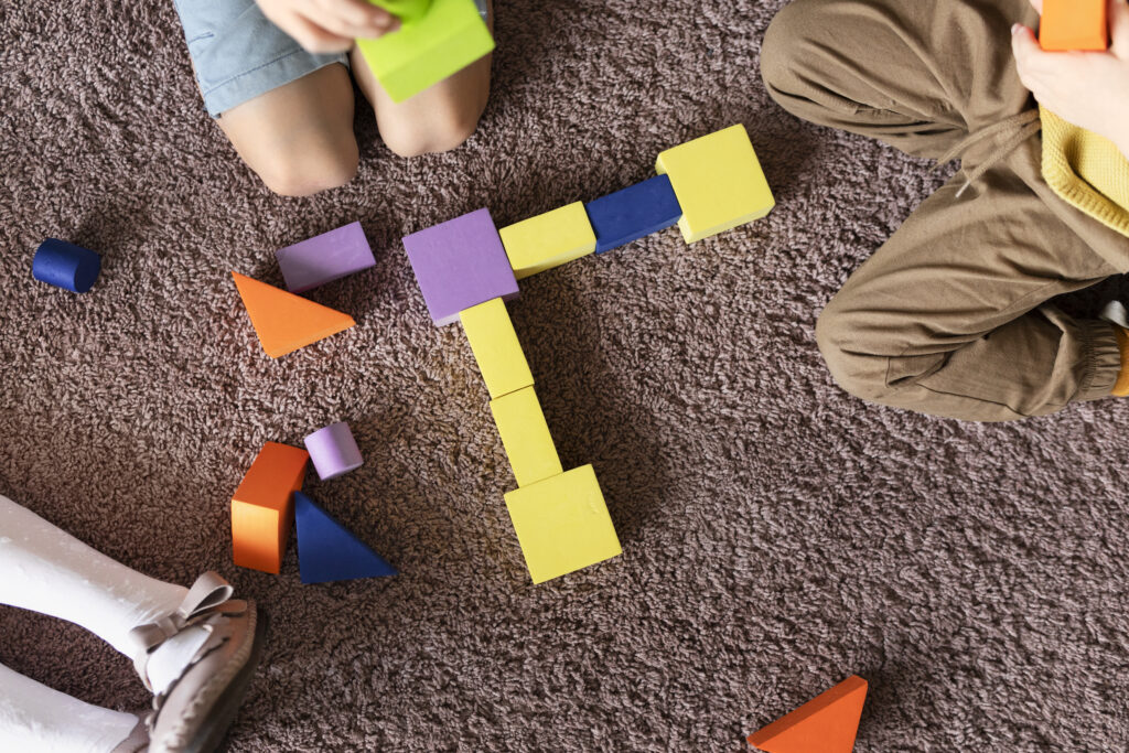 Imagem ilustrativa de crianças brincando, mantrando que Autismo não se cura, se compreende