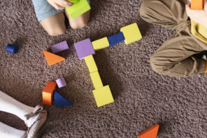 Imagem ilustrativa de crianças brincando, mantrando que Autismo não se cura, se compreende