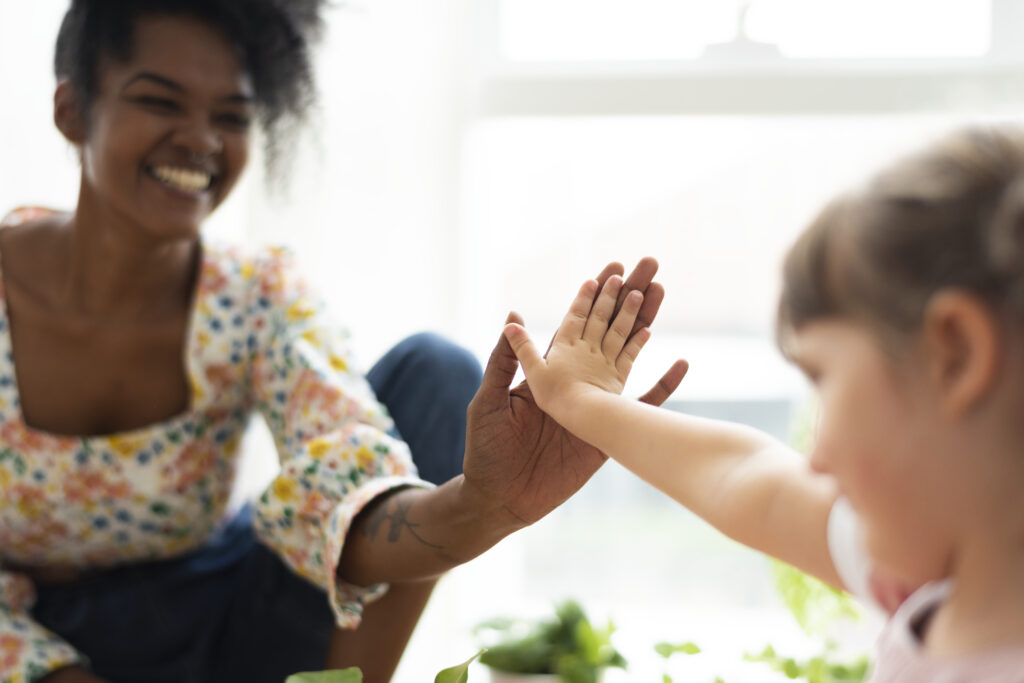 mãe e filha tocando as mãos