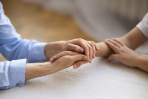 Imagem ilustrativa de pessoa sendo acolhida