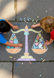 crianças desenhando a balança da justiça no chão