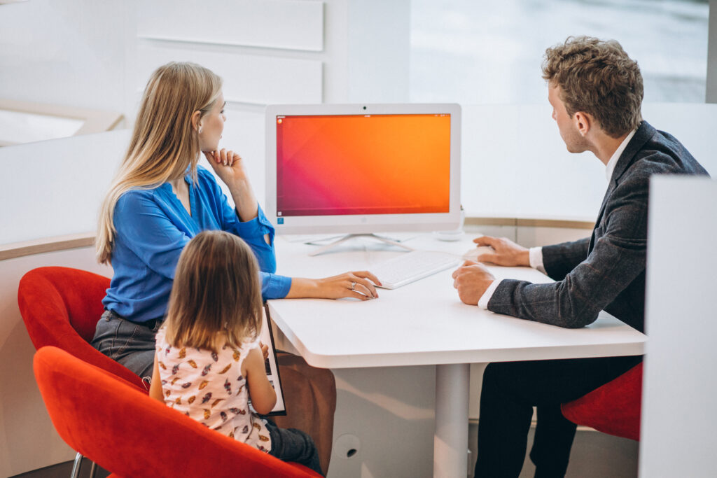 uma mãe acompanhada da filha em um escritório de advocacia